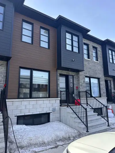 Maison de ville neuve à louer – Saint-Jacques-de-Montcalm ✨ Disponible 1ier juillet – 1900$/mois Déc...