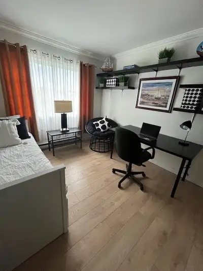 Chambre d'étudiant disponible dans un grand 5 ½ situé au deuxième et dernier étage. Inclus : ✅ Stati...