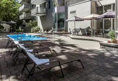 *Location mensuelle (minimum 1 mois)* Studio situé au coeur du centre-ville de Montréal et à 2 rues...