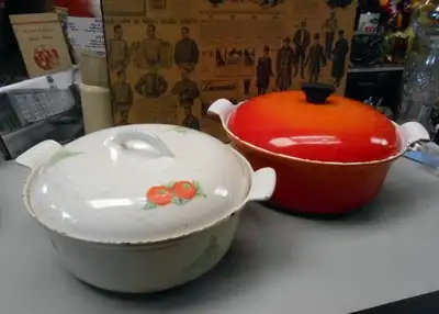 Belle paire de plats (environ 3-4 litres à binnes, ragôut ou rôti allant au four compétition Creuset...