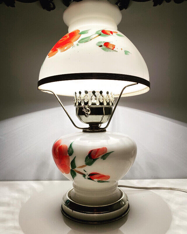 ANTIQUE RÉTRO LAMP VINTAGE LAMPE DE TABLE STYLE OPALINE ROSES dans Art et objets de collection  à Ville de Montréal