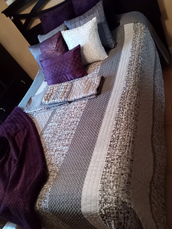 COUVRELIT TRÈS GRAND, COUSSINS (8), JETÉ, CADRE AU MUR Décoration