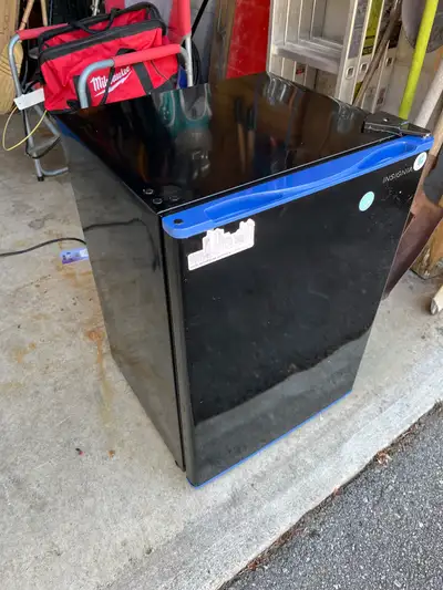 This compact Insignia mini fridge is perfect for small spaces like dorm rooms or offices. This item...