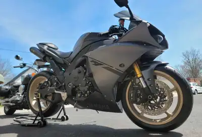 2014 Yamaha YZF-R1 17,000 kilometers. Bike is in mint condition. Matte Grey Very clean. Frame slides...