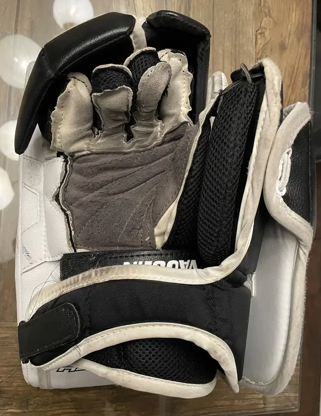 Vaughn V9 Blocker - INT in Hockey in Hamilton - Image 3