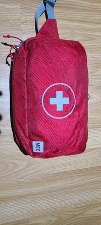 Trousse de premiers soins médical first aid kit MEC