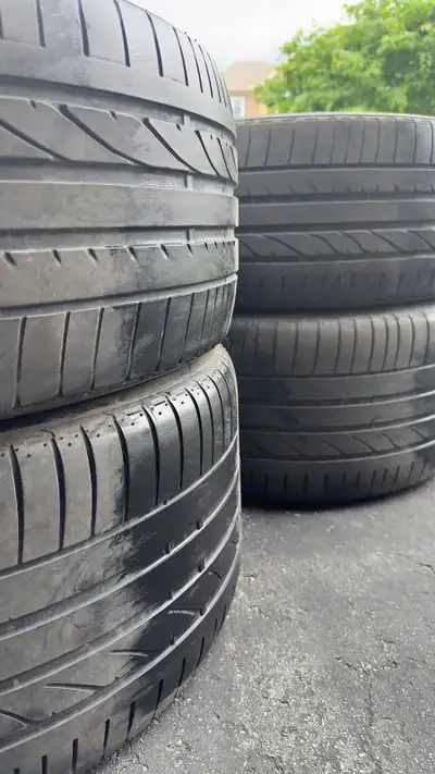 Upgrade your BMW X5 with this set of four staggered pre-owned Bridgestone Dueler H/P Sport tires, fe...