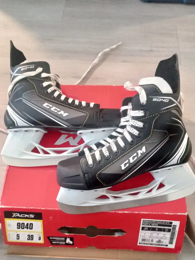 Kids ice skates like new. in Skates & Blades in Red Deer - Image 5