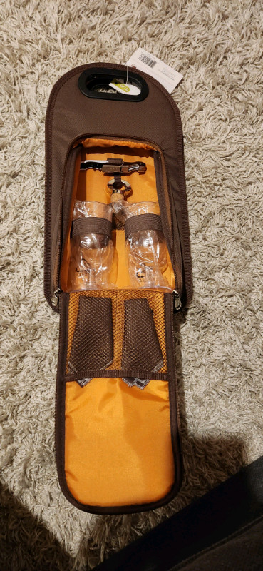 New 2 bottle wine tote bag with accesories in Fishing, Camping & Outdoors in Calgary - Image 2