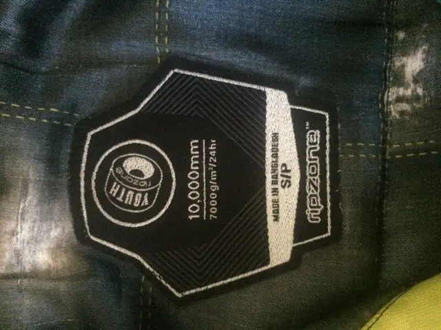 Ripzone boys youth snowboard ski jacket  size (8-10)-$40 in Kids & Youth in Markham / York Region - Image 4