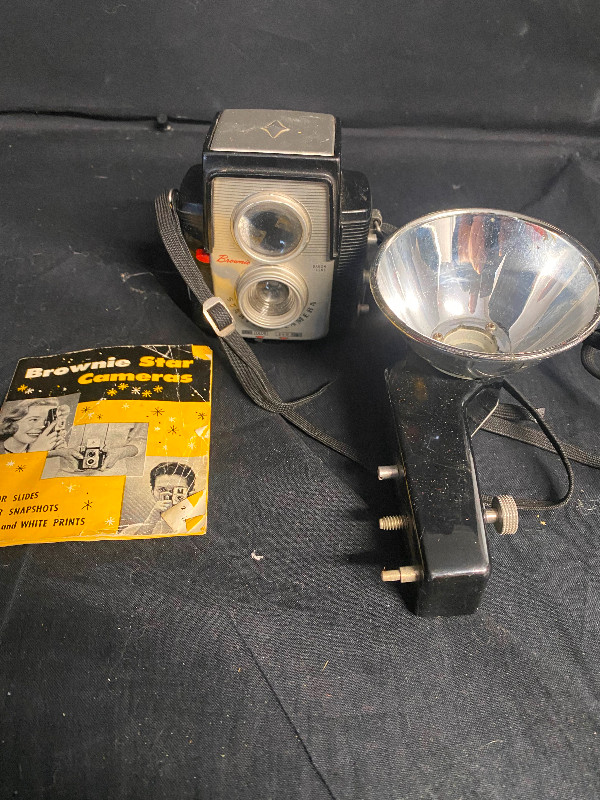 Vintage Kodak Brownie Star Camera in Cameras & Camcorders in Moncton - Image 2