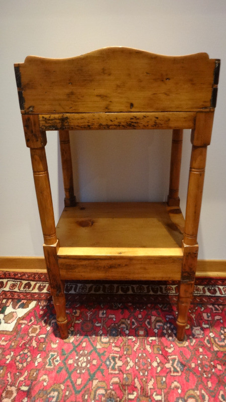 Antique Quebec Pine Side Table/ Washstand dans Art et objets de collection  à Ouest de l’Île - Image 3