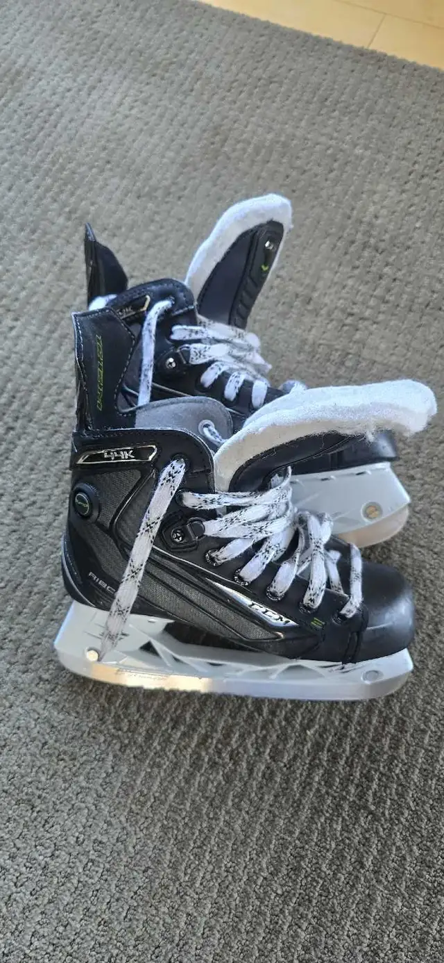 Patins/Skates CCM Ribcor Pump in Hockey in Laval / North Shore - Image 2