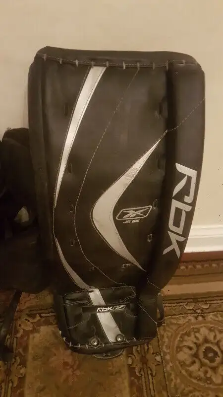 Reebox RBK 6K  JR 29" 74cm Goalie pads in Hockey in Markham / York Region - Image 11