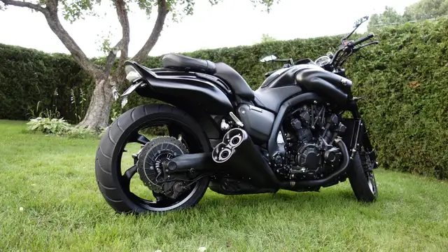 2019 Yamaha VMAX 1700 in Street, Cruisers & Choppers in Shawinigan - Image 7