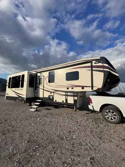 Big Horn 3016 EL Cozy wood decor interior with all the amenities and comforts of home. Very spacious...