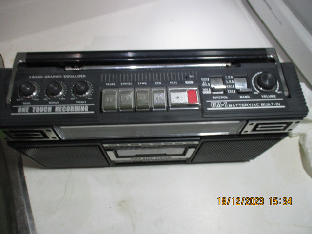Supersonic Retro 4 Band Radio & Cassette Player w/Bluetooth in Stereo Systems & Home Theatre in Kawartha Lakes - Image 2