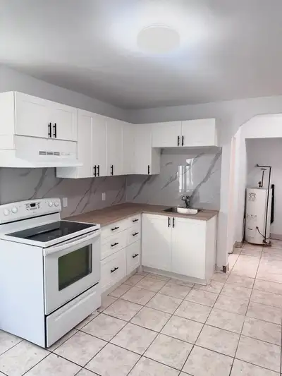 Découvrez ce magnifique grand 5 1/2 entièrement rénové, offrant des espaces lumineux et modernes par...