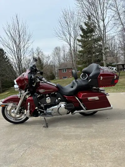 Engine is 1584CC 96 Cubic Inch Mint Condition. New Tires. Anarchy Rims. Lots of Chrome. Vance & Hine...