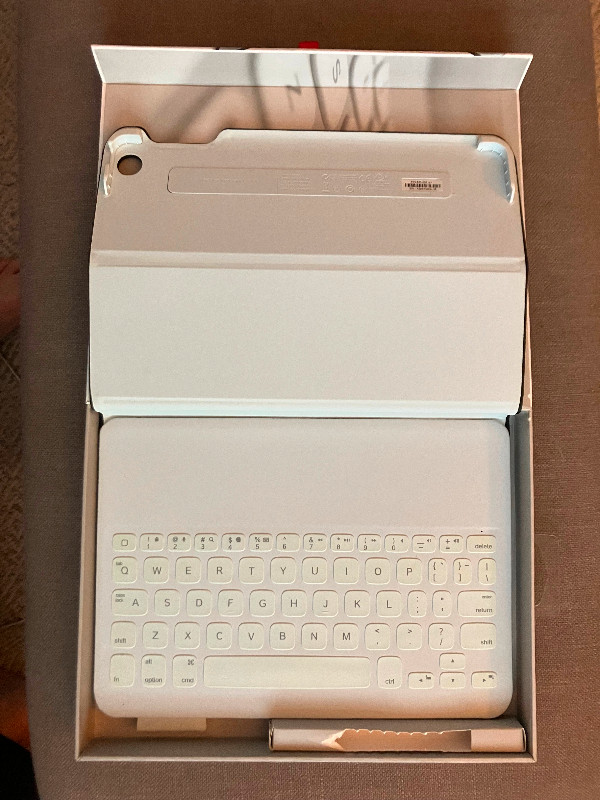 Logitech FabricSkin Keyboard Folio Case i5 For IPAD AIR in iPad & Tablet Accessories in City of Toronto - Image 3