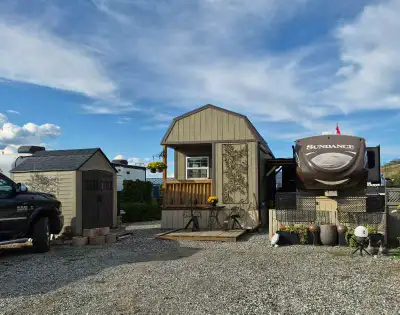 38ft. 3 slide. 5th wheel and cabin 12 x 24. Large lot with 4 car parking. Includes 20ft one trip sea...