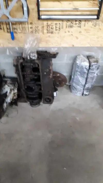 Vortec engine, good block no ridge, rods an pistons, note block also has factory port to run a mecha...