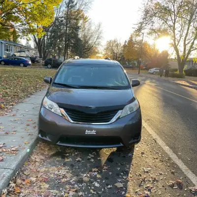 TOYOTA SIENNA 2011 EN BON ÉTAT, AVEC RAPPORT CARFAX, aucun problème mécanique à signaler. Caméra de...