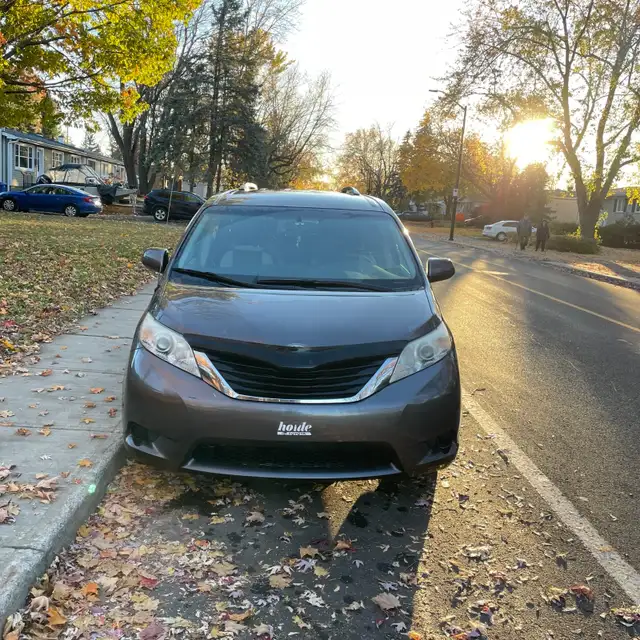 TOYOTA SIENNA 8 PLACES in Cars & Trucks in Longueuil / South Shore - Image 2