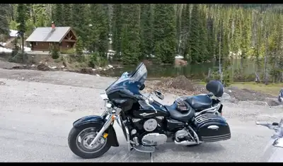 Comes with Memphis Shade batwing fairing. Has side deflectors, highway pegs, windshield Tri Pouch, e...