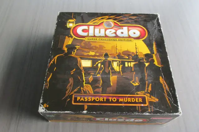 CLUE DO SUPER CHALLENGE EDITION PASSEPORT TO MURDER BOARD GAME in Toys & Games in Laval / North Shore - Image 2
