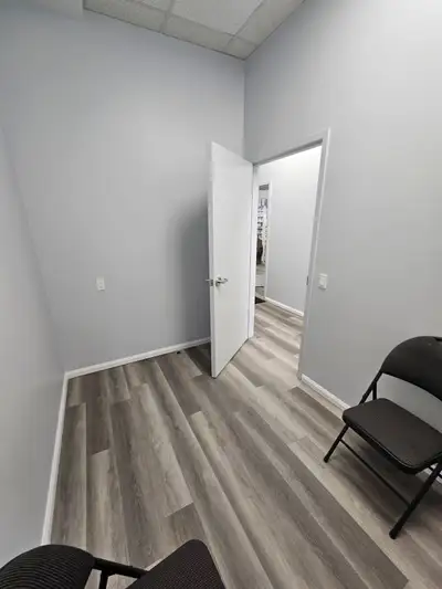 70 sqft of office/clinic space for lease in Barrie located on Anne St. South. Close to Downtown Barr...