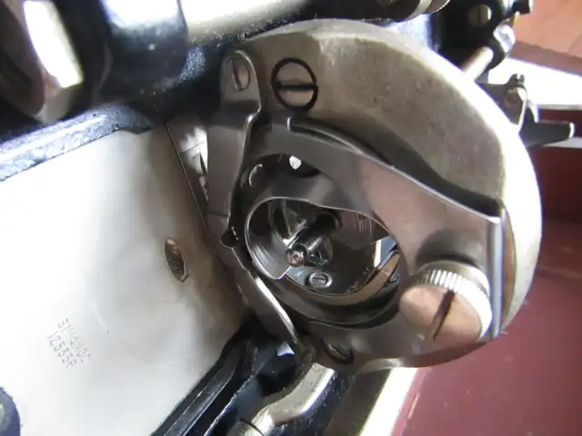 Vintage Singer Sewing Machine - 1949 in Arts & Collectibles in City of Toronto - Image 9