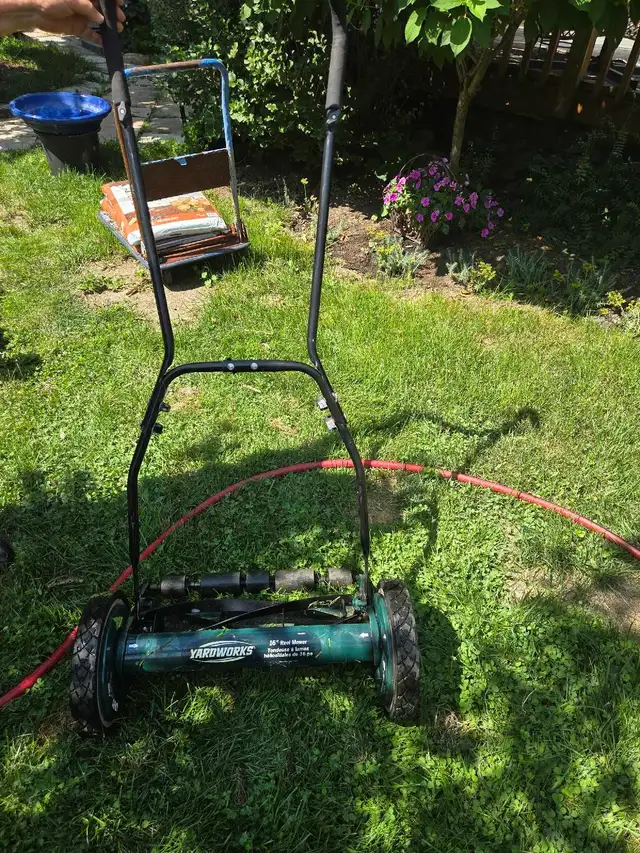 Yardworks Reel Mower in Lawnmowers & Leaf Blowers in Cambridge - Image 2