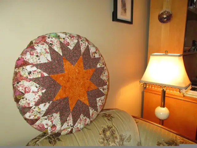 Christmas Star Quilted Cushion in Home Décor & Accents in Saskatoon - Image 11