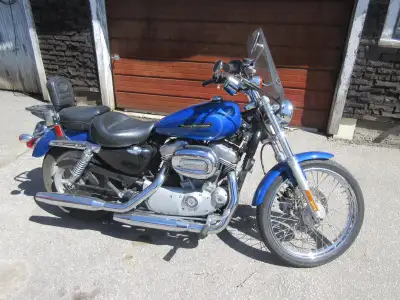 HD Sportster in mint condition, fuel injected, only 12,233 miles (19,573 KM). Come with Windshield,...