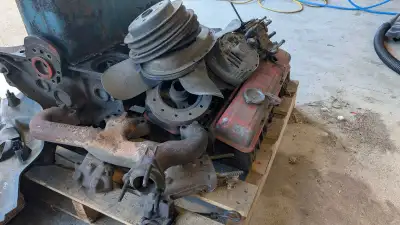 010 stamped (apparently the good one) - 350 small block, believed to be 1986 or older. Comes with :...