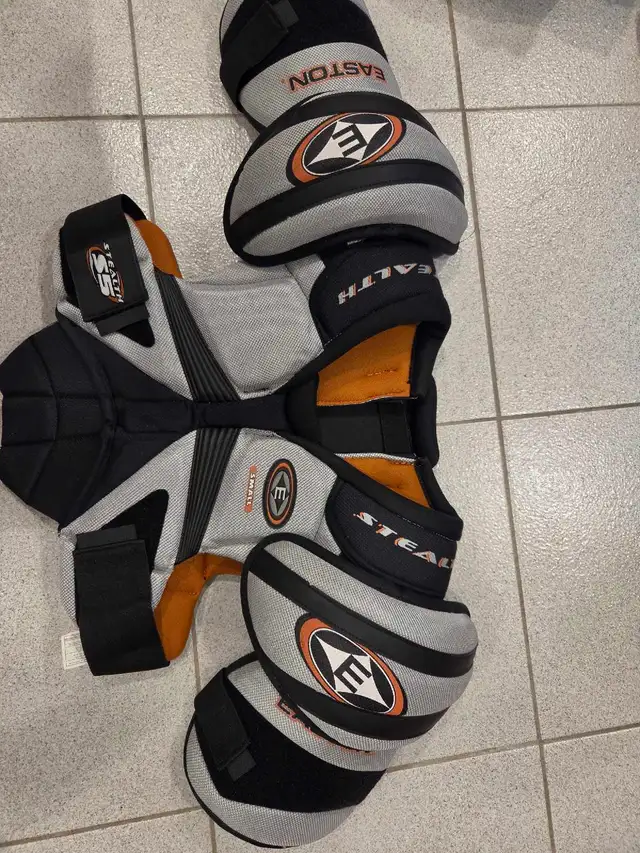 SENIOR HOCKEY EQUIPMENT  in Hockey in Markham / York Region - Image 3