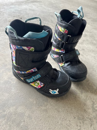 Burton kids snowboard boots size 2-3