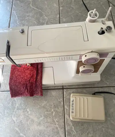 This Janome sewing machine, a limited edition model, is perfect for a variety of sewing projects, fe...