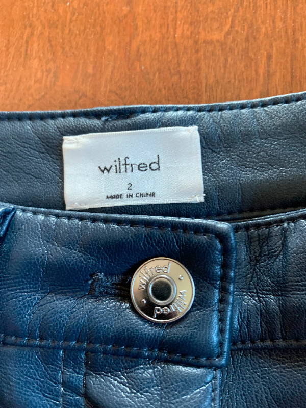 Aritzia Wilfred women’s pants. Size 2. Navy blue .New condition. in Women's - Bottoms in Brantford - Image 2