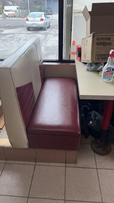 Total de 16 banquettes à vendre Le prix par banquette est de 100$ 438-934-6567