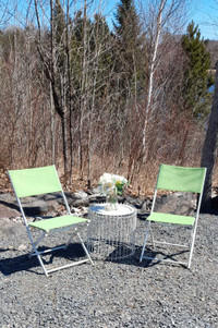 2 outdoor metal folding chairs with table