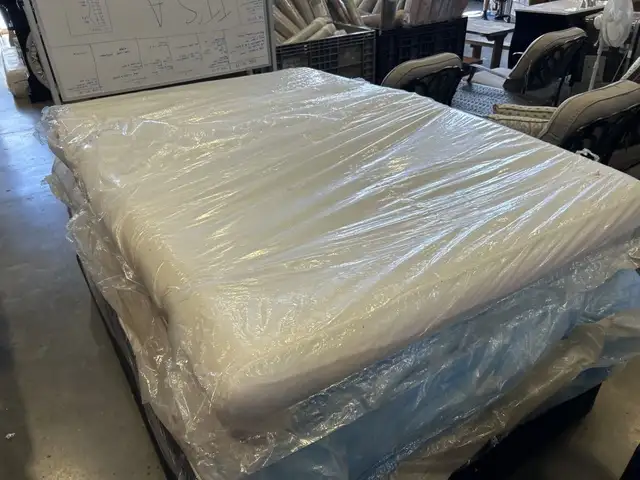 QUEEN SIZE FOAM TOPPER MATTRESS in Beds & Mattresses in Delta/Surrey/Langley - Image 4