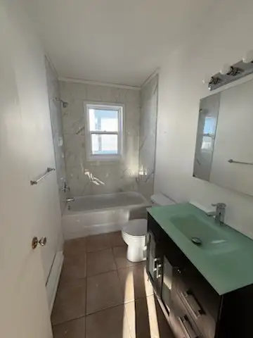 Disponible JUILLET ou PLUS TÔT. Appartement lumineux et propre, situé au 3e étage d’un immeuble de 6...