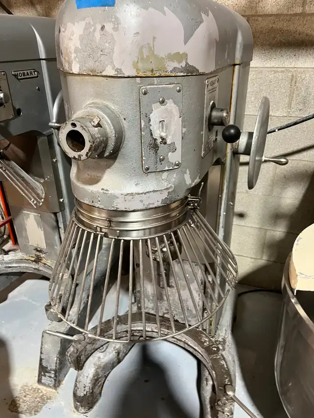 Hobart Dough Mixer, 3 PHASE.60 QT.  $5500 in Industrial Kitchen Supplies in City of Toronto - Image 2