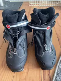 Cross country ski boots 