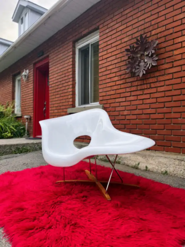 La Chaise Eames lounge chair for Vitra 1970 in Chairs & Recliners in West Island - Image 4