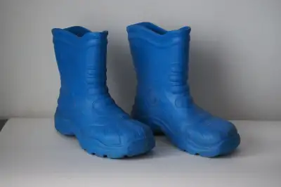 Bottes en caoutchouc. Très léger. Taille 4-5. pour les enfants. Rubber boots. Very light. Size 4-5....