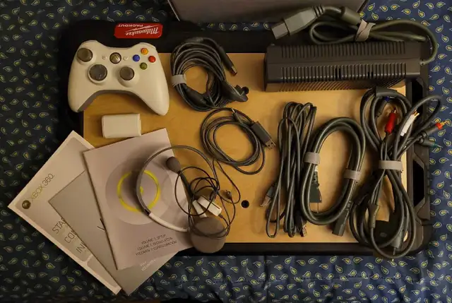 Xbox 360 60GB Indiana Jones/Kung Fu Panda Edition - Xbox - CIB in XBOX 360 in City of Toronto - Image 6