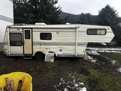 5th wheel everything works as should no leaks lots of room has brand new tires on it 2,000 obo